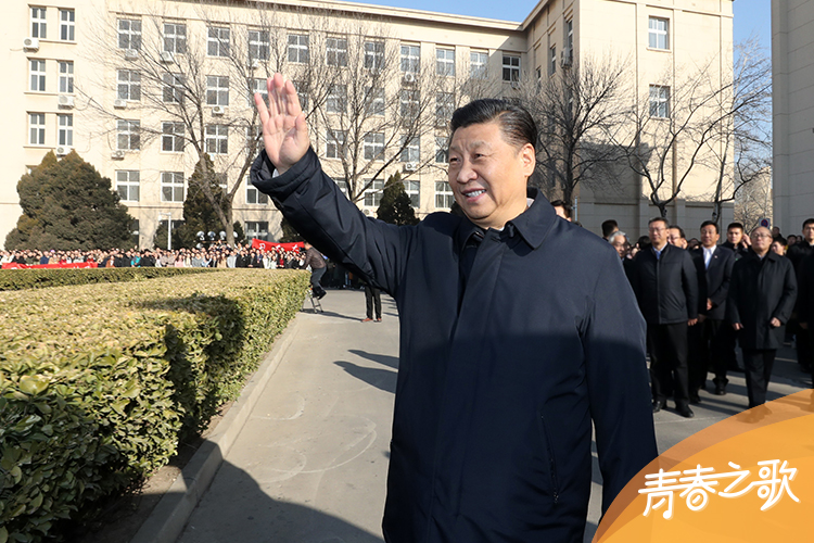 2019年1月17日，習近平在天津南開大學向學生揮手致意。